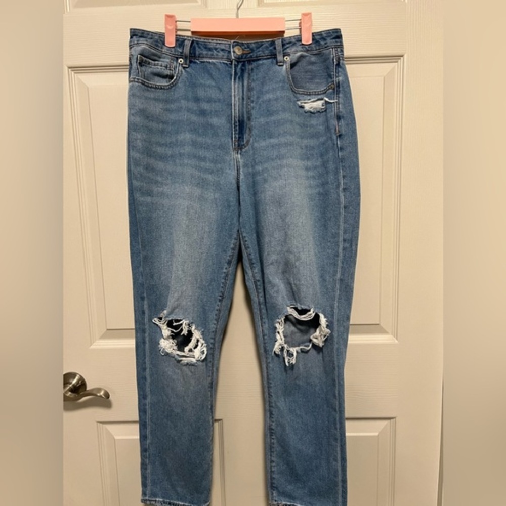 Women’s American Eagle Mom Jean - Size 14